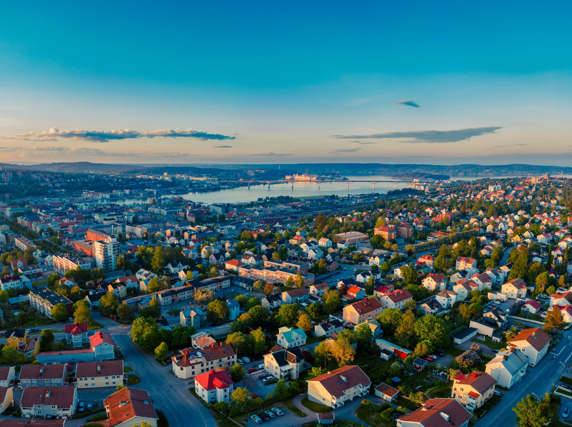 Flygvy över stad i norra Sverige i kvällsljus